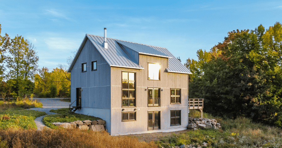 Maison écologique avec revêtement de cèdre